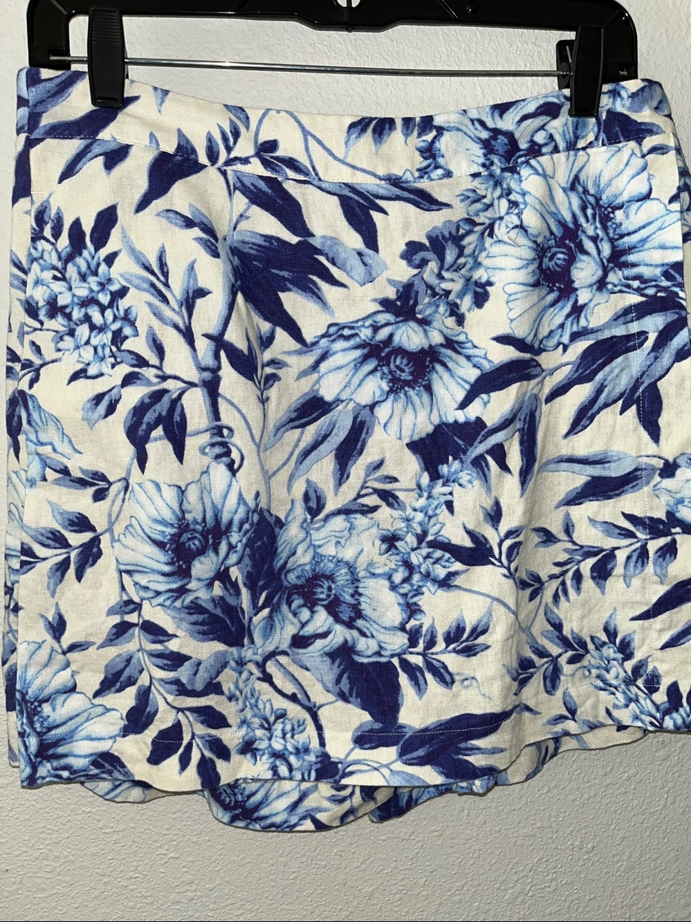 Ellen Tracy blue floral Skorts
Side pockets,elastic waistband 
Linen Blend
SZ M